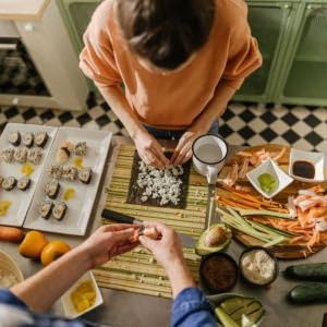 Kit Sushi, Sushi Maker con Libro de Recetas de Arroz Sushi, Maquina para Hacer Sushi en Casa