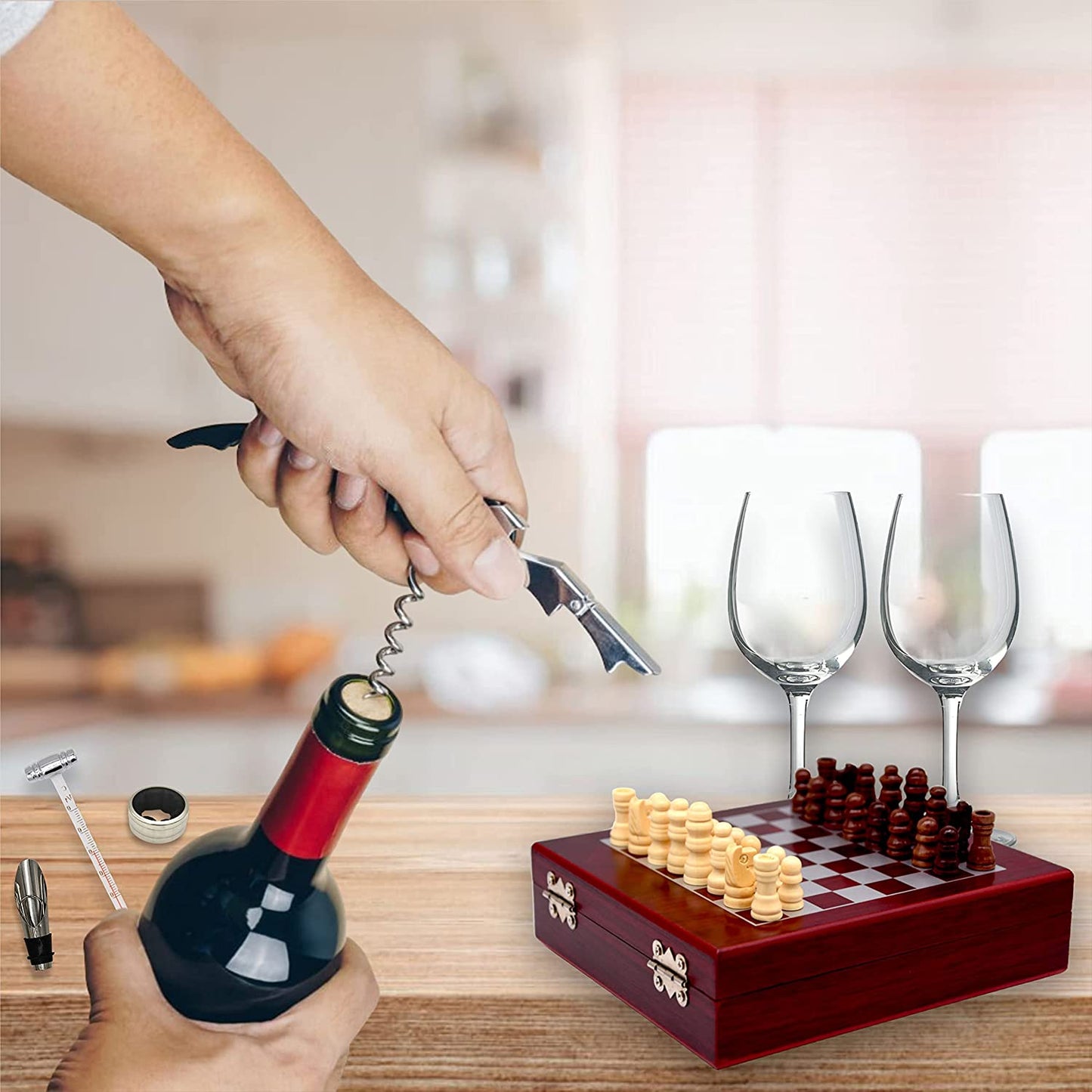 Set de Accesorios de Vino y Ajedrez con Guía de Maridaje Perfecto: El Regalo Original para Hombre